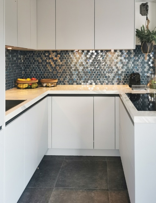 Hexagon-tegels-witte-keuken