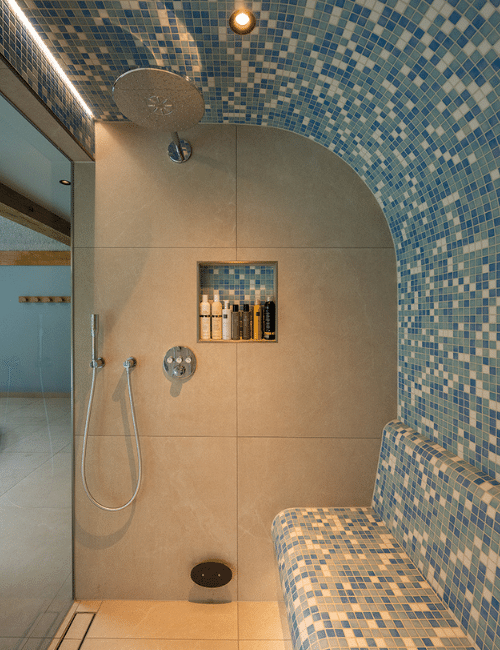 Keramische mozaiek steentjes in luxe inbouw sauna op maat