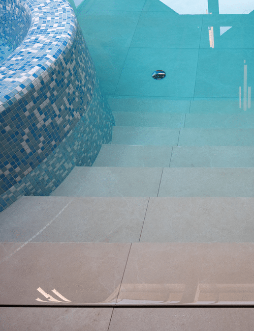 Natuursteenlook tegels in symmetrisch overloopzwembad