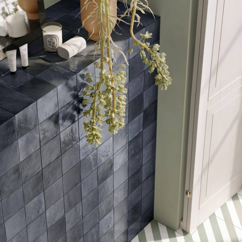 Vierkante zellige tegels als achterwand in de badkamer
