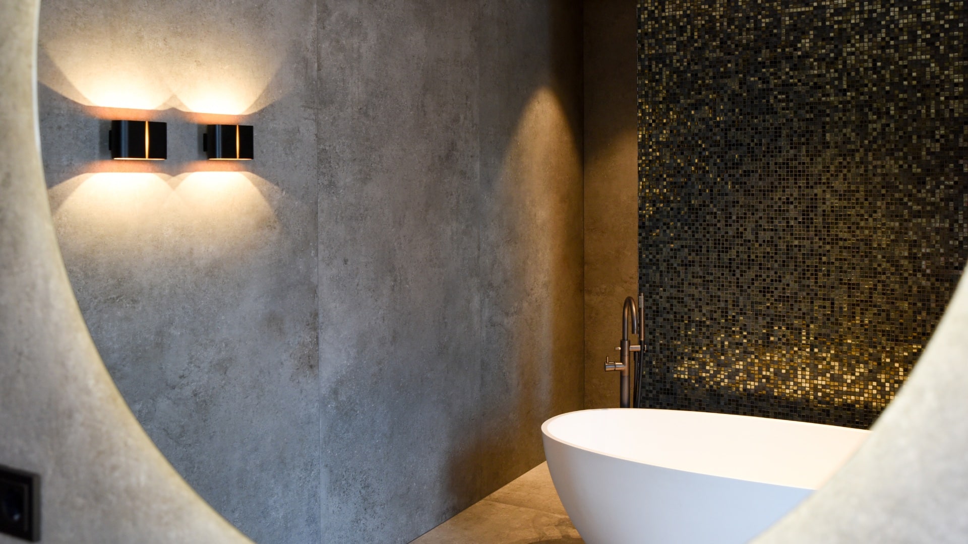 Combineer grootformaat tegels betonlook en mozaiek tegels in hotel chique badkamer