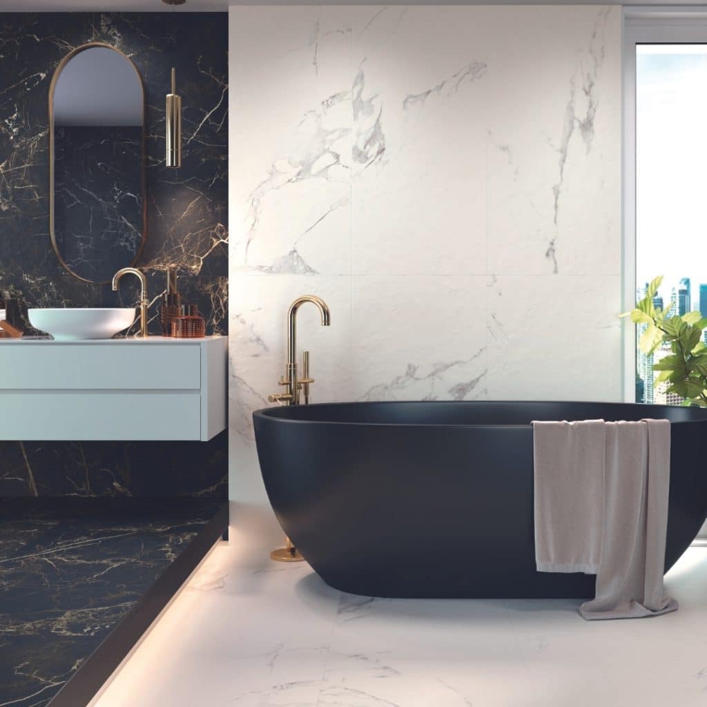 Luxe hotel chique badkamer met marmerlook tegels