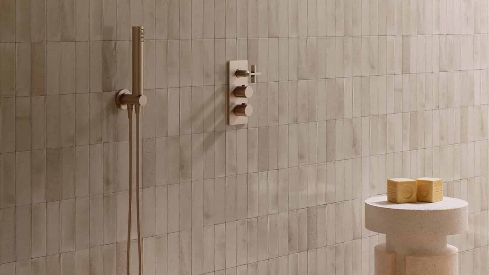 Moderne badkamer met zandkleur Marokkaanse zelliges