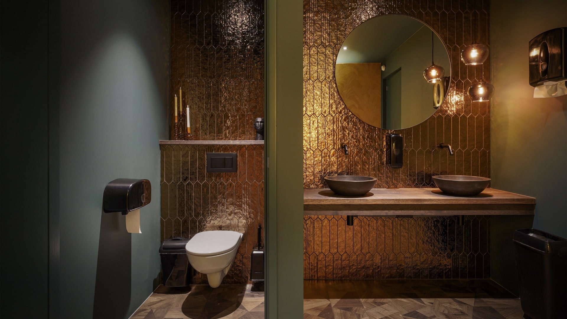Warm verlichte hotel chique badkamer met koperen tegels